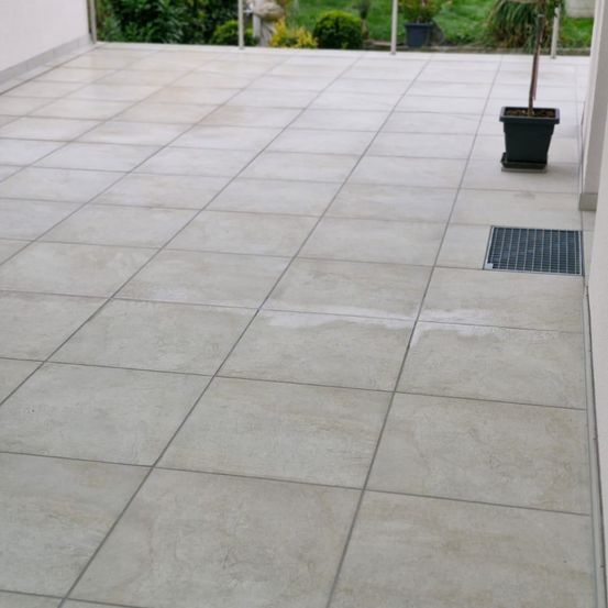 Bild enthält, Floor, Flooring, Person, Tile, Head