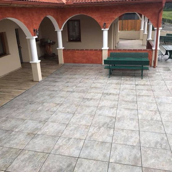 Bild enthält, Floor, Flooring, Bench, Furniture, Architecture, Building, Housing, House