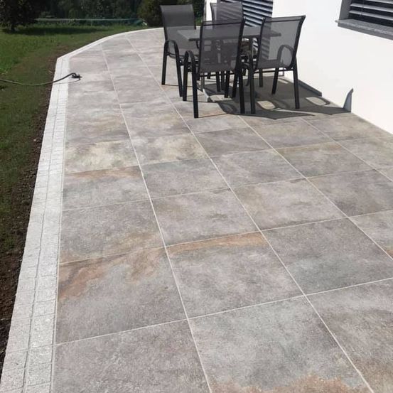 Bild enthält, Floor, Flooring, Chair, Furniture, Architecture, Building, Housing