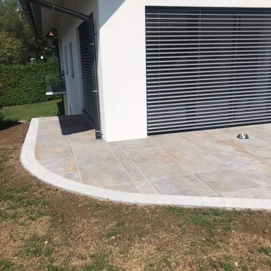 Bild enthält, Floor, Outdoors, Architecture, Building, Housing, Indoors, Interior Design, House, Driveway, Aerial View