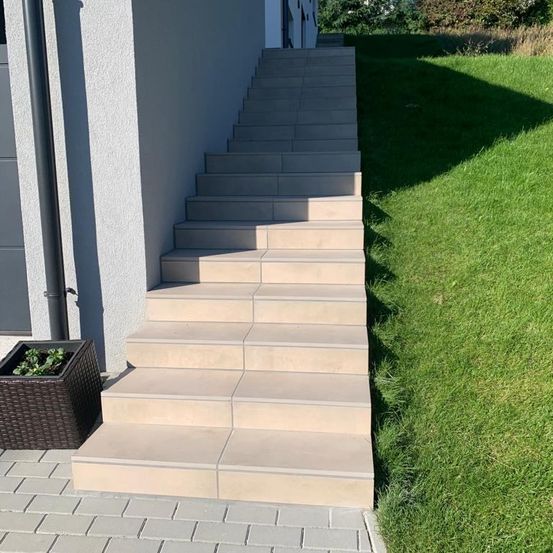 Bild enthält, Floor, Architecture, Building, Housing, House, Staircase, Outdoors