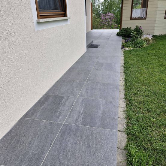 Bild enthält, Floor, Flooring, Outdoors, Architecture, Building, Housing, House