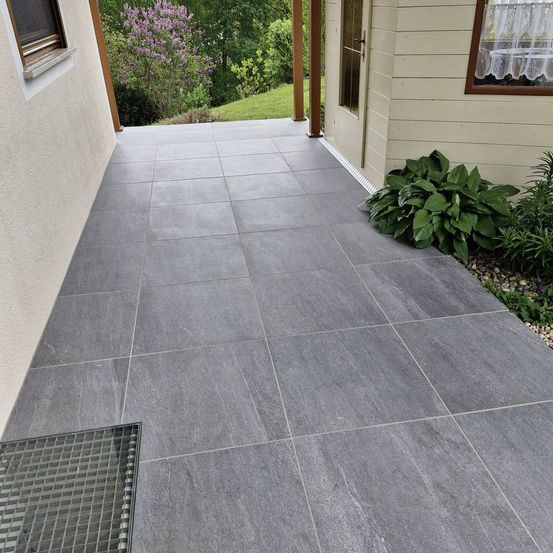 Bild enthält, Floor, Flooring, Architecture, Building, Housing, Outdoors, House