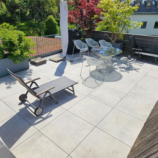 Bild enthält, Floor, Outdoors, Chair, Furniture, Backyard, Yard, Architecture, Building, Housing, Plant