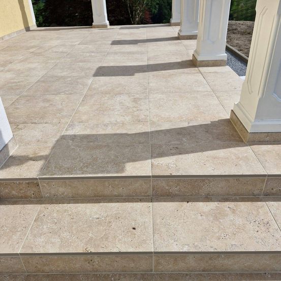 Bild enthält, Floor, Flooring, Path, Walkway, Tile