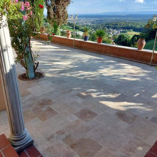 Bild enthält, Floor, Flooring, Outdoors, Architecture, Building, Housing, House, Patio, Plant