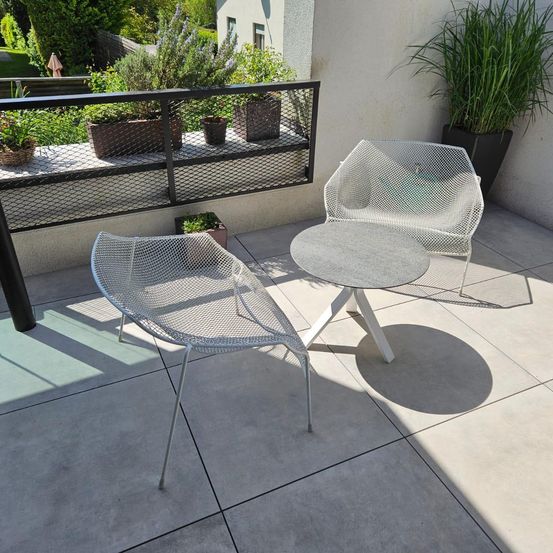 Bild enthält, Architecture, Balcony, Building, Floor, Chair, Furniture, Plant
