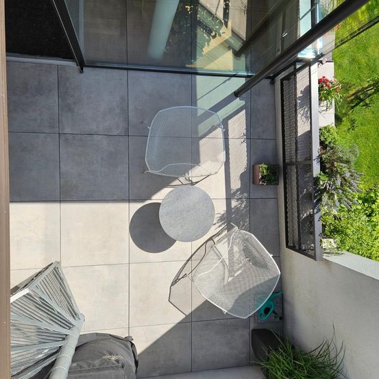 Bild enthält, Architecture, Balcony, Building, Outdoors, Person