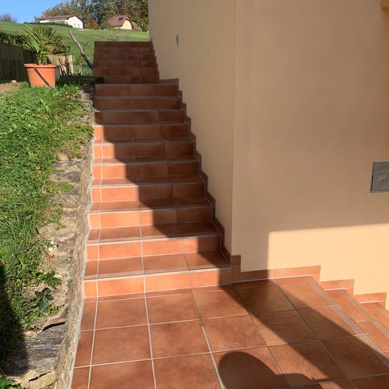 Bild enthält, Floor, Path, Walkway, Flooring, House, Housing, Staircase, Flagstone, Plant, Tile