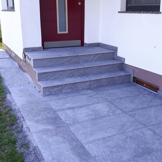 Bild enthält, Floor, Path, Walkway, Flooring, Slate, Flagstone, Building, House, Housing, Staircase