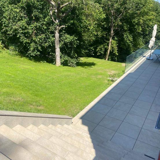 Bild enthält, Grass, Outdoors, Park, Vegetation, Scenery, Path, Sidewalk, Backyard, Floor, Woodland