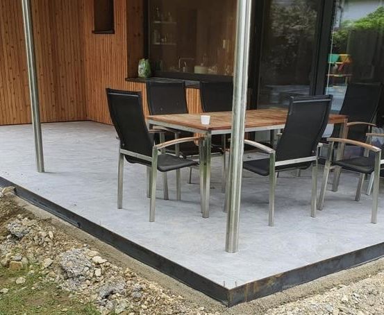 Bild enthält, Interior Design, Floor, Backyard, Housing, Patio, Chair, Dining Table, Table, Porch, Desk