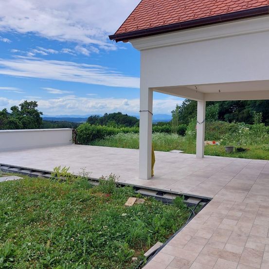 Bild enthält, Floor, Interior Design, Outdoors, Housing, House, Backyard, Yard, Portico, Aerial View, Patio