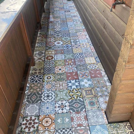 Bild enthält, Floor, Flooring, Tile, Indoors, Interior Design, Architecture, Building, House, Housing, Staircase