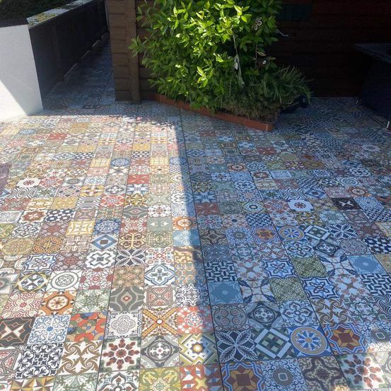 Bild enthält, Floor, Flooring, Plant, Tile, Architecture, Building, House, Housing, Patio