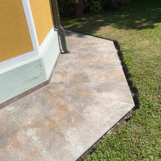 Bild enthält, Floor, Flooring, Path, Walkway, Sidewalk, Architecture, Building, House, Housing, Patio