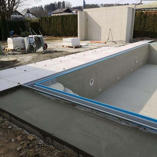 Bild enthält, Construction, Architecture, Building, Housing, Concrete, House, Person, Machine, Wheel