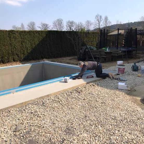 Bild enthält, Adult, Male, Man, Person, Construction, Architecture, Building, Housing, Clothing, Glove