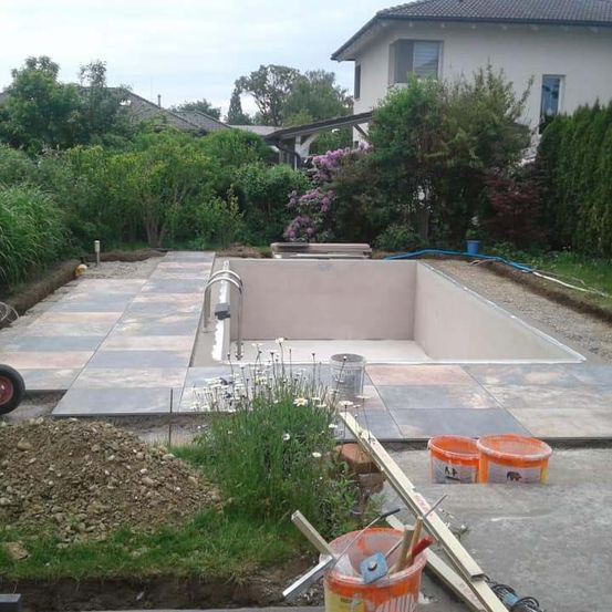 Bild enthält, Backyard, Outdoors, Yard, Building, Housing, House, Patio, Wheel, Garden, Hot Tub