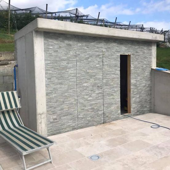 Bild enthält, Architecture, Building, Outdoors, Shelter, Chair, Furniture, Indoors, Interior Design, Housing