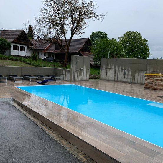 Bild enthält, Pool, Water, Swimming Pool, Backyard, Nature, Outdoors, Yard, Aerial View