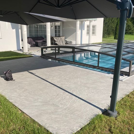 Bild enthält, Floor, Pool, Outdoors, House, Housing, Patio, Porch, Swimming Pool, Interior Design, Grass