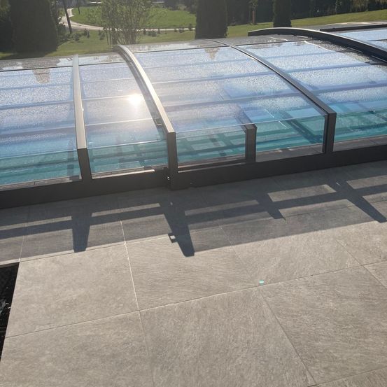 Bild enthält, Outdoors, Floor, Garden, Aerial View, Electrical Device, Solar Panels, Pool, Water, Building, Housing