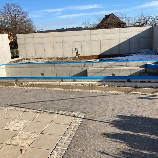 Bild enthält, Construction, Concrete, Person, Animal, Bird, Architecture, Building, Housing, Outdoors