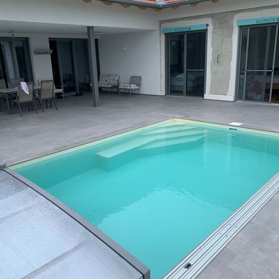 Bild enthält, Pool, Water, Swimming Pool, Outdoors, Floor, Aerial View, Chair, Furniture