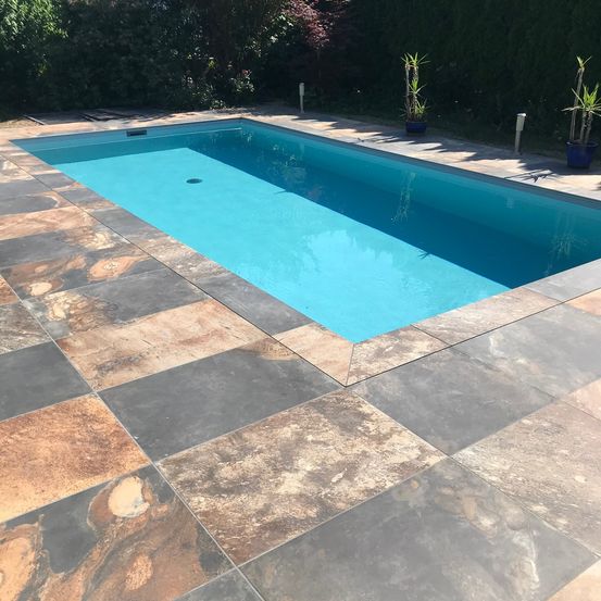 Bild enthält, Pool, Water, Swimming Pool, Outdoors, Floor, Aerial View, Plant, Backyard, Nature, Yard