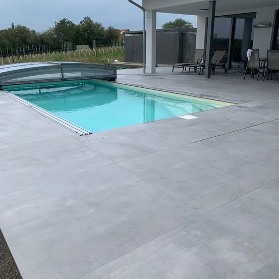 Bild enthält, Floor, Pool, Water, Swimming Pool, Outdoors, Aerial View, Architecture, Building, Housing