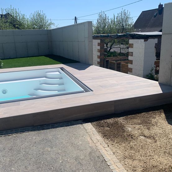 Bild enthält, Interior Design, Pool, Water, Tub, Outdoors, Swimming Pool, Hot Tub, Housing, Backyard, Aerial View