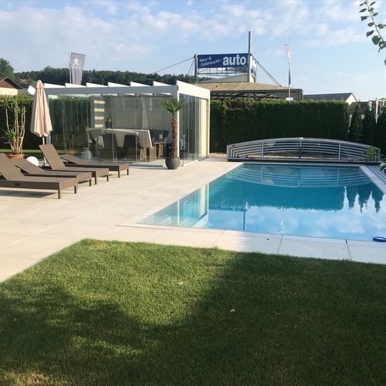 Bild enthält, Pool, Water, Swimming Pool, Outdoors, Housing, Villa, Backyard, Aerial View, Plant, Chair