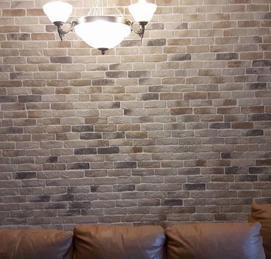 Bild enthält, Indoors, Interior Design, Architecture, Building, Wall, Wood Panels, Lamp, Chair, Furniture