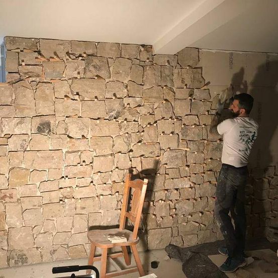 Bild enthält, Wall, Interior Design, Adult, Male, Man, Person, Chair, Jeans, Face, Shoe