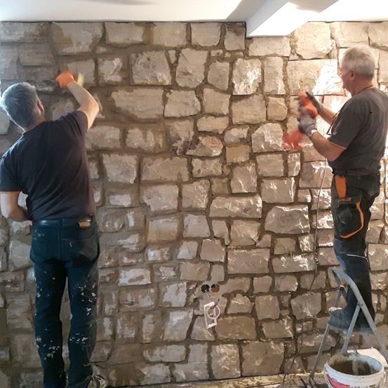 Bild enthält, Building, Wall, Clothing, Pants, Adult, Male, Man, Person, Jeans, Path