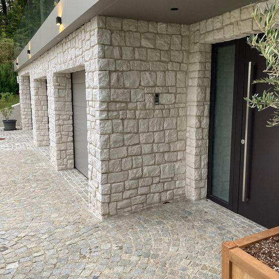 Bild enthält, Floor, Path, Cobblestone, Road, Interior Design, Flooring, Building, Walkway, Housing, City