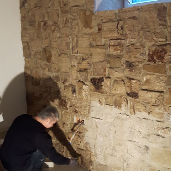 Bild enthält, Wall, Adult, Male, Man, Person, Archaeology, Shoe, Interior Design, Face, Floor