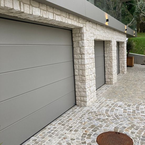 Bild enthält, Path, Garage, Indoors, Architecture, Building, Road, Cobblestone, Floor, Plant