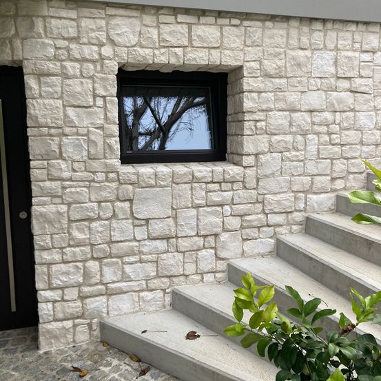 Bild enthält, Path, Wall, Cobblestone, Road, Interior Design, Housing, Staircase, Walkway, Window, Plant
