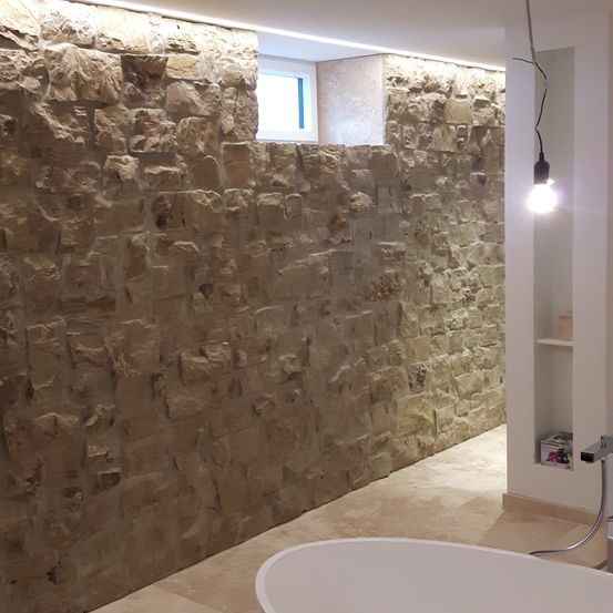 Bild enthält, Indoors, Interior Design, Architecture, Building, Wall, Bathing, Bathtub, Tub, Floor, Bathroom