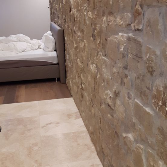 Bild enthält, Floor, Flooring, Building, Wall, Indoors, Interior Design, Path, Walkway, Bed, Flagstone
