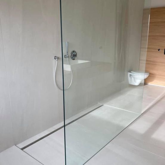 Bild enthält, Indoors, Bathroom, Room, Shower, Bathing