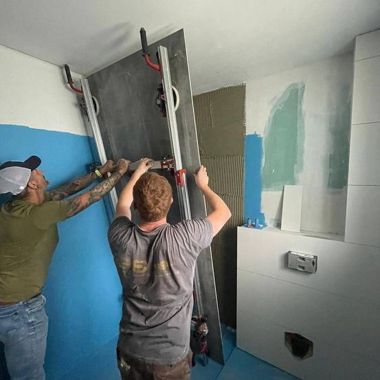 Bild enthält, Home Renovation Work, Adult, Male, Man, Person, Skin, Tattoo