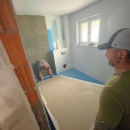 Bild enthält, Home Renovation Work, Person, Face, Head, Accessories, Jewelry, Necklace