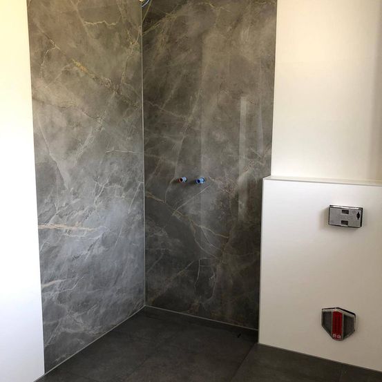 Bild enthält, Floor, Indoors, Interior Design, Bathroom, Room, Flooring, Shower, Electrical Device, Switch