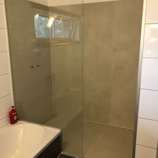 Bild enthält, Indoors, Bathing, Bathtub, Person, Tub, Bathroom, Room, Shower