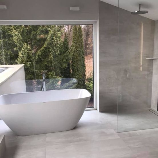 Bild enthält, Bathing, Bathtub, Person, Tub, Indoors, Interior Design, Bathroom, Room, Floor