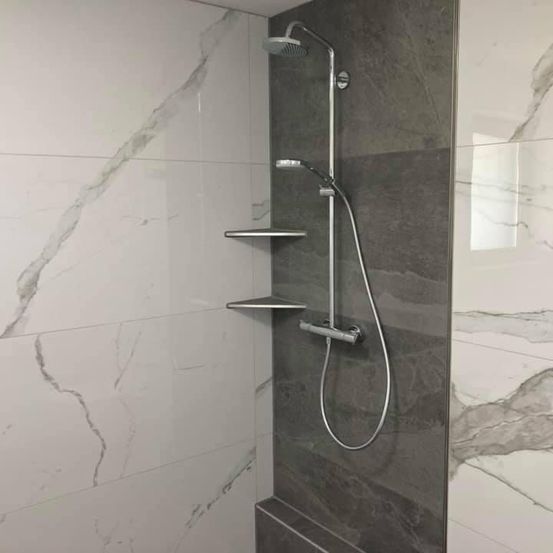 Bild enthält, Indoors, Bathroom, Room, Shower Faucet, Shower