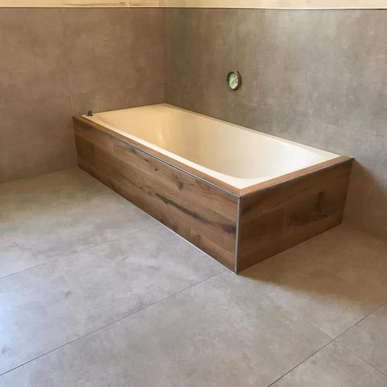 Bild enthält, Floor, Tub, Bathing, Bathtub, Person, Indoors, Interior Design, Flooring